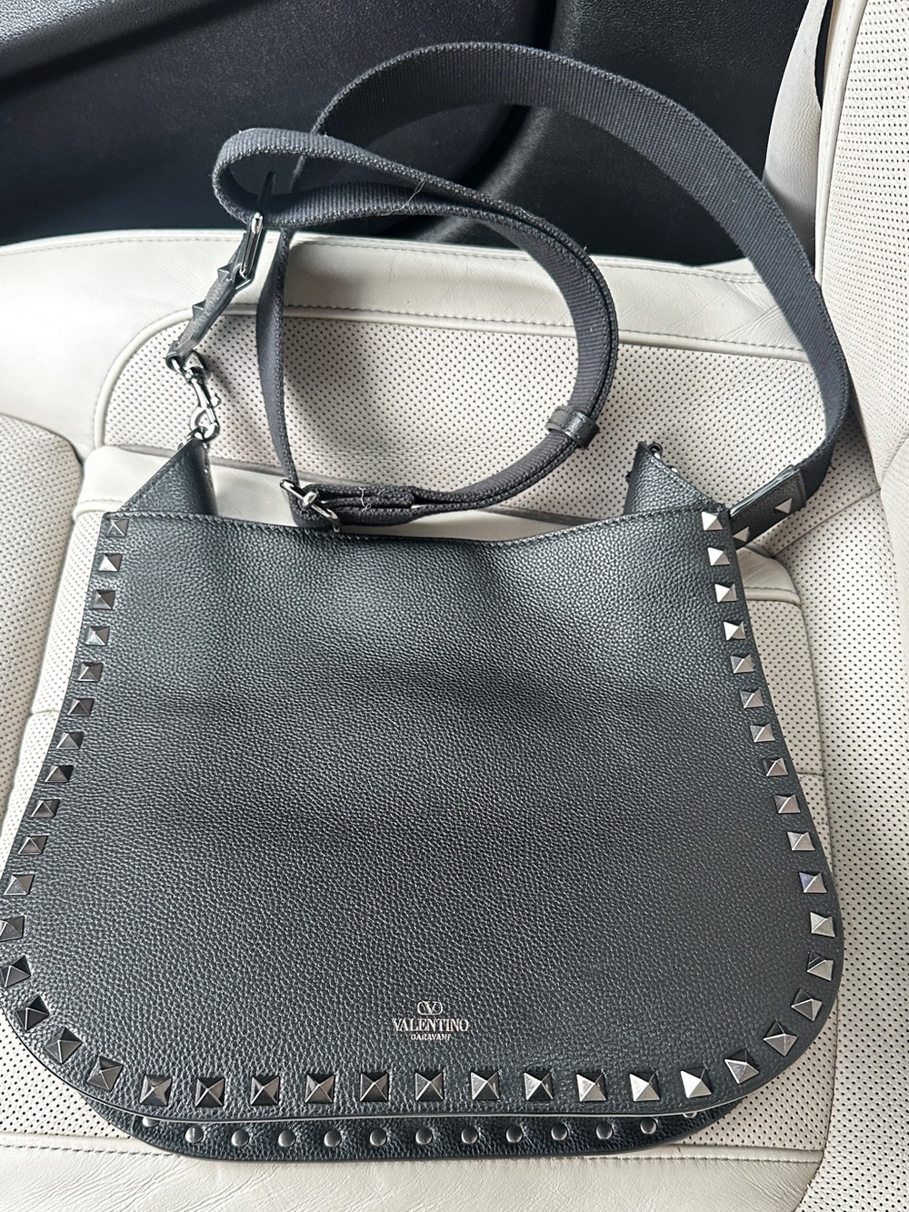 Valentino Garavani Grained Calfskin Rockstud Hobo Shoulder Bag Black - Picture 3 of 14